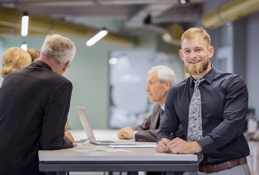 i2solvers worker helping a customer